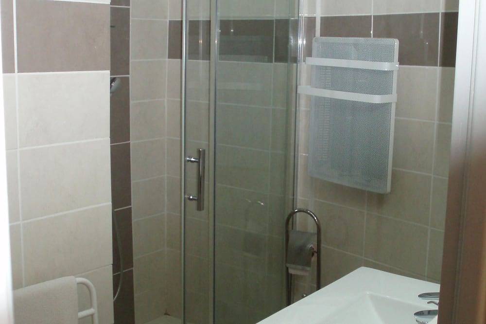 Entire apartment, The creeks, the sea, the hikes and a beautiful apartment with swimming pool. in Ensuès-la-Redonne, Istres region