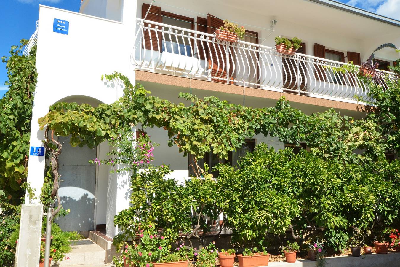 Entire apartment, Two bedroom apartment near beach Vinišće, Trogir A-16485-a in Vinisce, Split-Dalmatia