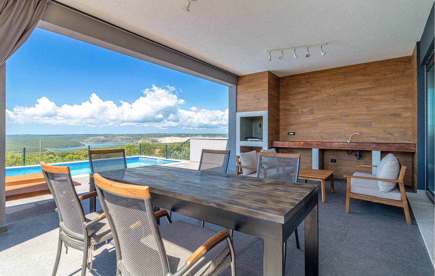 Gemütliche 1-Zimmer-Wohnung mit Pool und Terrasse, 2 km vom Strand entfernt in Raša, Ostküste Istrien