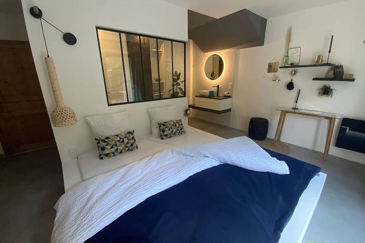 Gîte pour 5 personnes, avec terrasse ainsi que jacuzzi et jardin