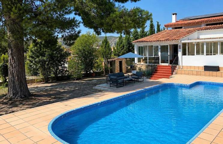 Casa de vacaciones para 12 personas, con Balcón y Jacuzzi además de Terraza y Jardín en Chulilla