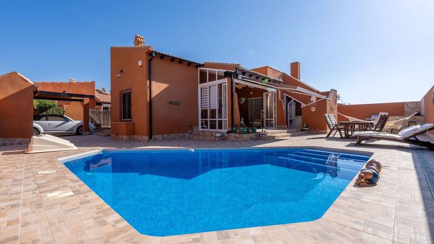 Casa de vacaciones para 4 personas, con terraza además de jardín y piscina en Fortuna