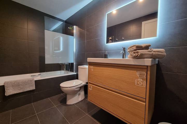 Appartement entier, Qehome · Free Ev Parking · 50min Barcelona · Near Montserrat in Manresa, Pla de Bages DO
