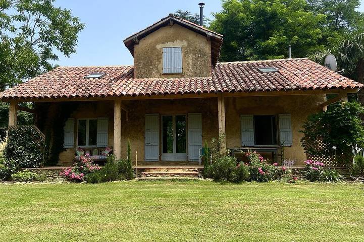 Gîte pour 4 personnes, avec terrasse et piscine ainsi que jardin et jacuzzi, animaux acceptés