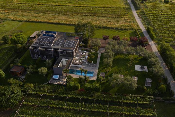 Casa de huéspuedes para 2 personas, con Terraza y Jacuzzi además de Jardín y Piscina en Arco