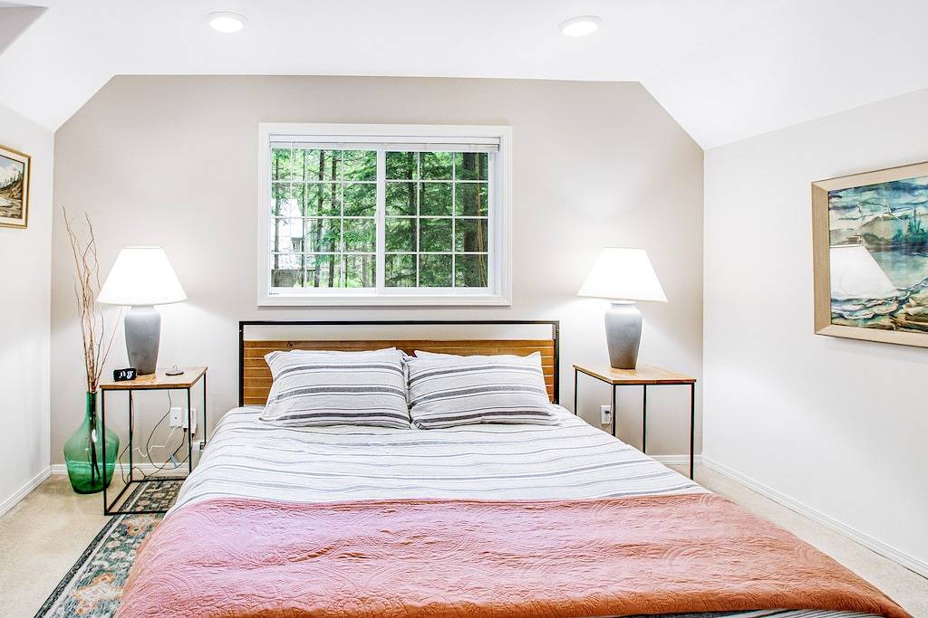 Dreamy Retreat in the Woods W/ Firepit, Fireplace, Free Wifi, Large Deck & More in Orcas Island