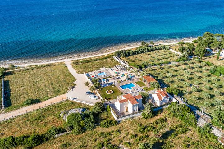 Villa pour 10 personnes, avec balcon/terrasse et piscine, animaux acceptés à Supetar - 4