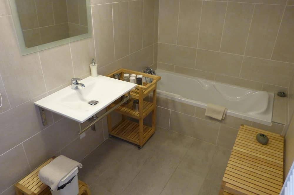 Stone house with jacuzzi, between Cannes and Fréjus, independent mini loft, air conditioning in Les Adrets-de-l'Estérel, Massif de l'Esterel