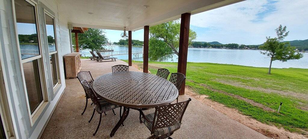 Vacation rental for 10 people, with yard and terrace in Possum Kingdom Lake