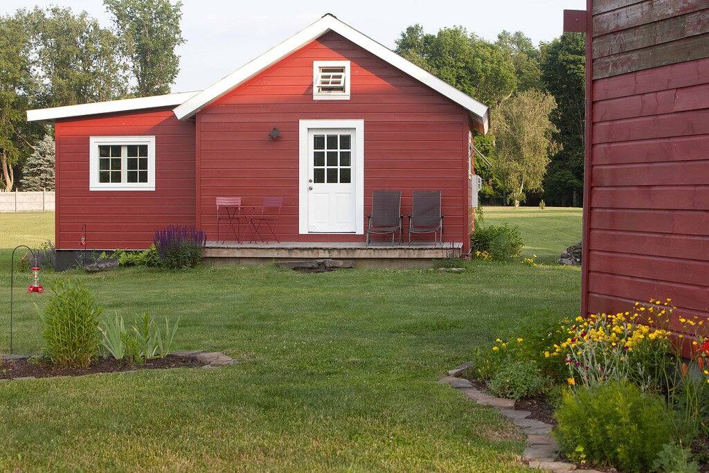 Ein gemütliches Bauernhaus inmitten von zwei Scheunen im Hudson Valley in Ulster County