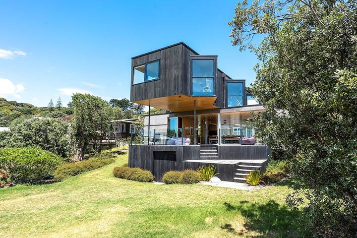 Holiday home for 6 people, with balcony and garden in Waiheke Island