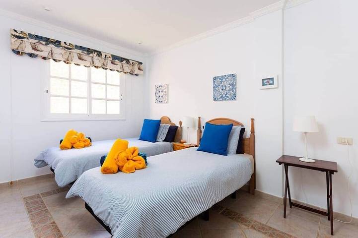 Villa élégante avec piscine chauffée, jacuzzi et vue magnifique sur la mer. in Chayofa, Arona