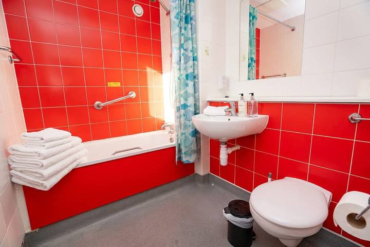 Entire apartment, Cosy En-Suite Room in Central Coventry in Coventry, Birmingham Area