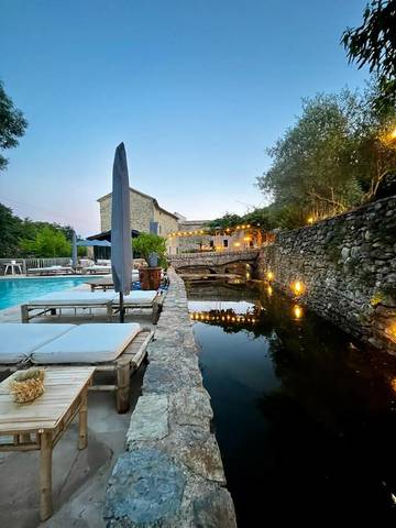 Gîte pour 2 personnes, avec jardin et piscine à Les Mages
