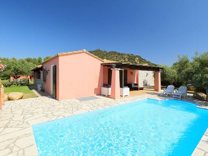 Location de vacances pour 8 personnes, avec terrasse et jardin, animaux acceptés à Castiadas