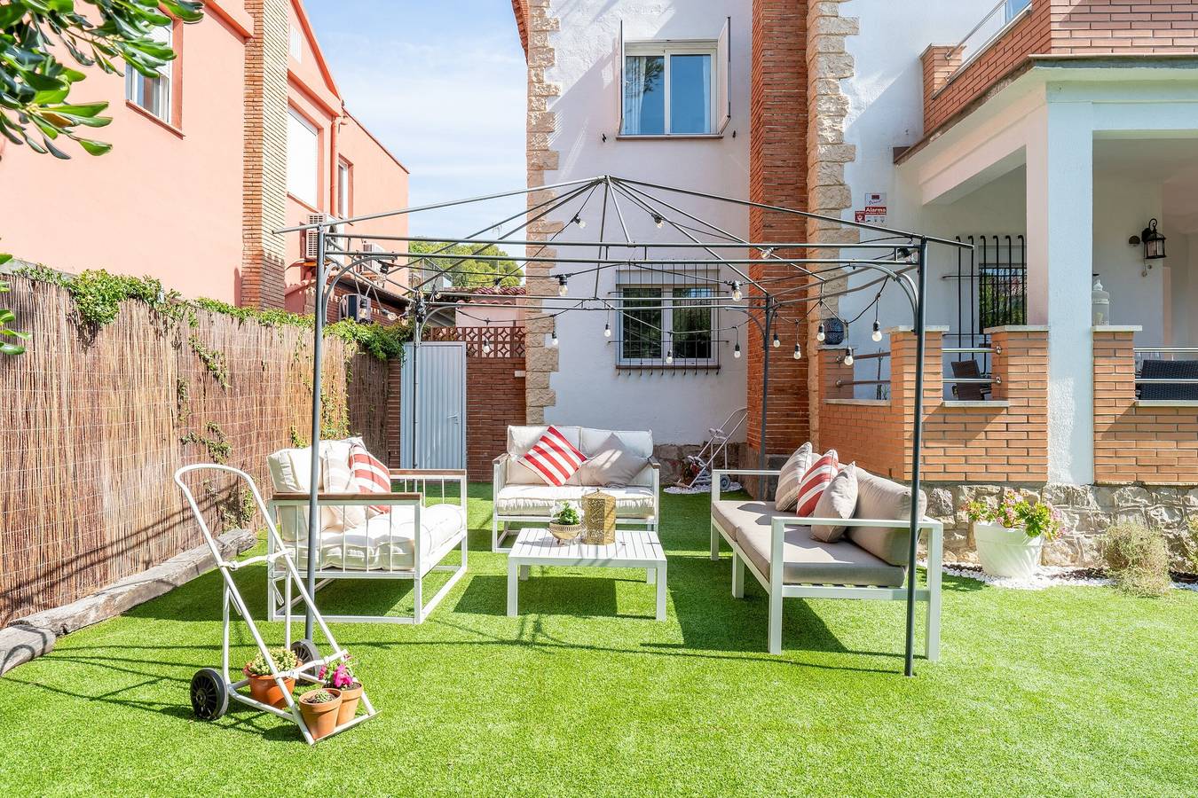 Vacation Home '50 M to the Beach' with Private Terrace, Wi-Fi and Air Conditioning in Coma-ruga, el Vendrell