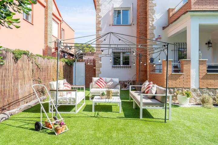 Chalet '50 M to the Beach' con terraza privada, Wi-Fi y aire acondicionado in Coma-ruga, Vendrell