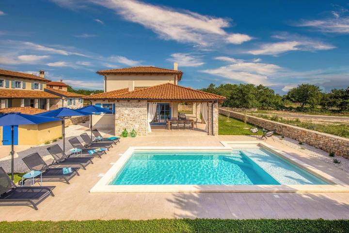 Ferienhaus für 8 Personen, mit Garten und Pool sowie Ausblick, mit Haustier