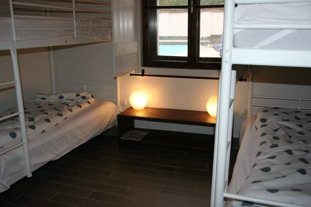 Country house, 8 people. Private parking, swimming pool and large private garden. At Lake Tisza. in Tiszaszentimre, Jász-Nagykun-Szolnok megye