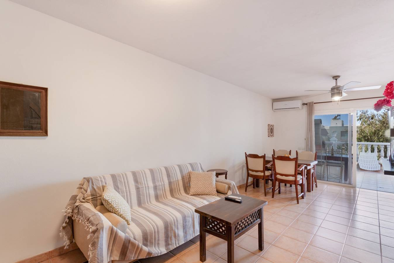 Entire apartment, Holiday Home 'Apartamento Fani N1' with Private Terrace, Wi-Fi and Air Conditioning in Arinaga, East Gran Canaria