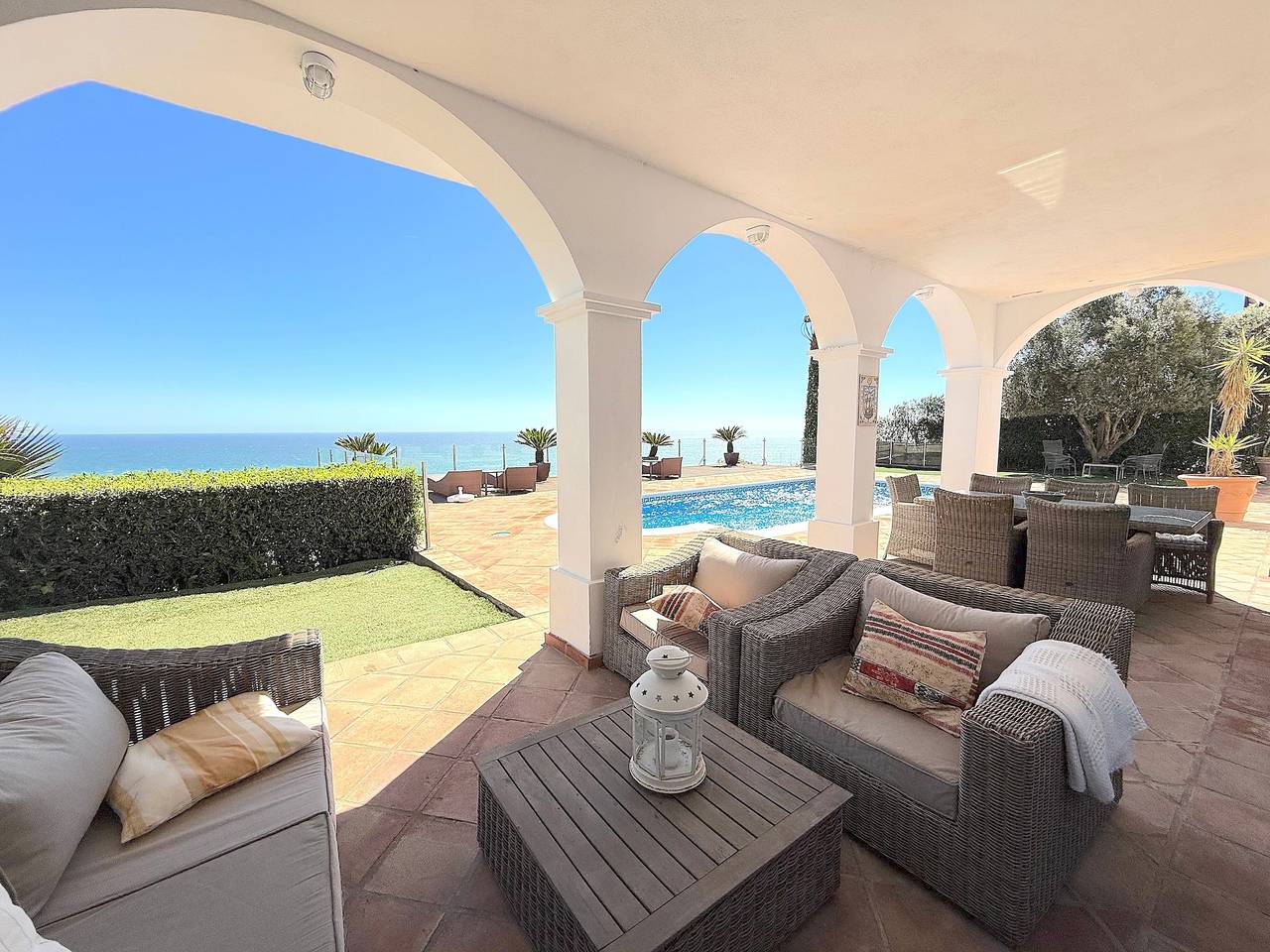 Villa mit privatem Pool, Meerblick, nahe Strand, Wlan, 4 Schlafzimmer, Garten in Manilva, Málaga Provinz