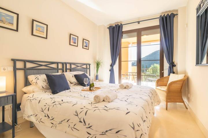 Ganze Wohnung, Ferienwohnung für 6 Personen mit Balkon/Terrasse in Los Arqueros Golf and Country Club, Benahavís