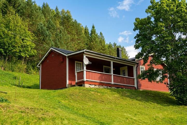 Bezaubernder Panoramablick auf See und Berge in Jämtland