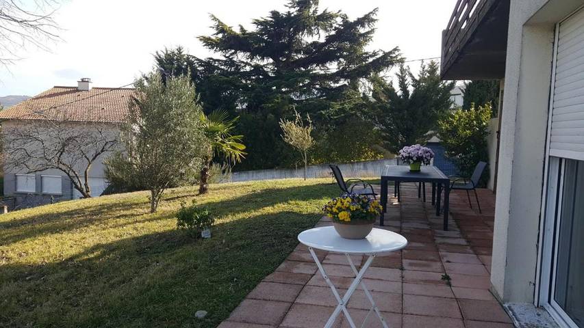 Gîte pour 4 personnes, avec Balcon et Terrasse ainsi que Jardin et Vue à Les Martres-de-Veyre