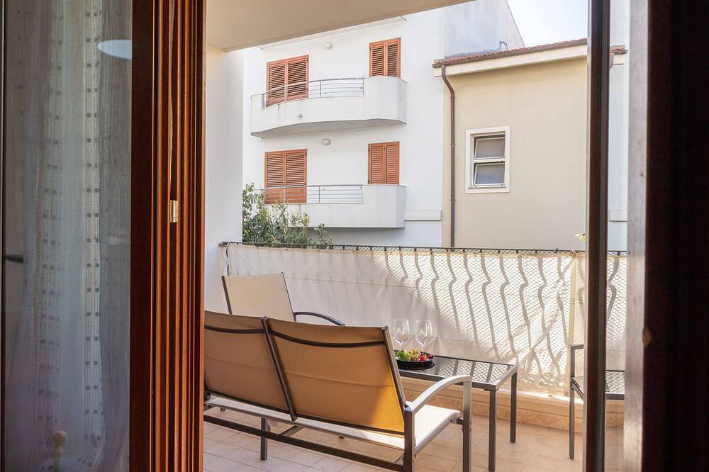 Entire apartment, Strawberry Apartment, by the sea in the center in Mercede, Pivarada