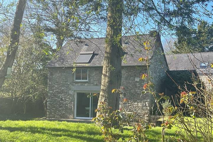 Location de vacances pour 4 personnes, avec jardin et terrasse à Trébédan