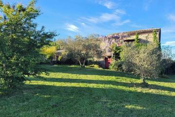 Agriturismo pour 5 personnes, avec terrasse et jardin à Vesseaux