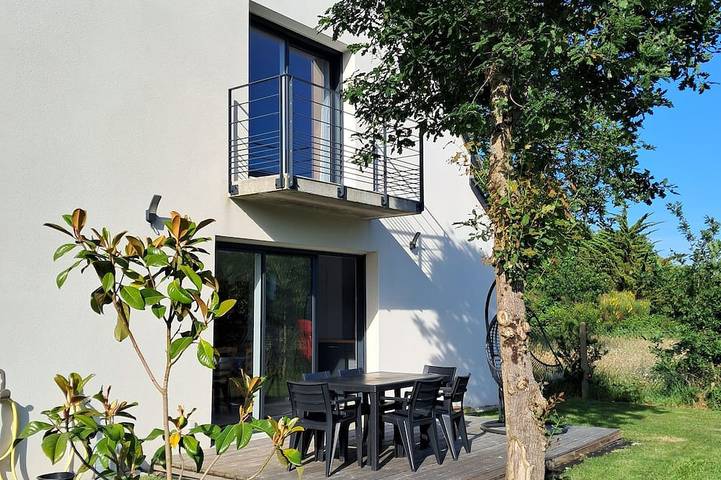 Location de vacances pour 6 personnes, avec balcon et jardin dans Plage du Roaliguen