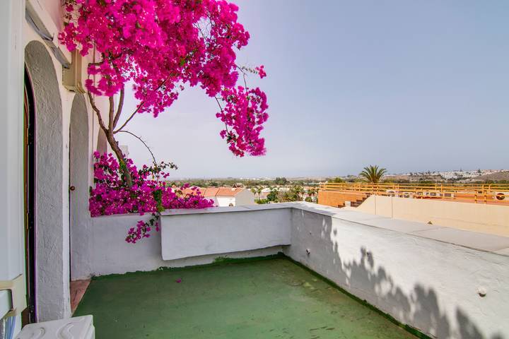 Entire apartment, 'Habitación Rosa' with Mountain View, Wi-Fi and Air Conditioning in Maspalomas, San Bartolomé de Tirajana