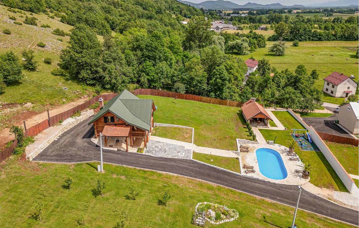 Geräumige 2-Zimmer-Wohnung mit Pool, Grill und WLAN in der Nähe des Flusses Lika in Gospitsch, Lika-Senj