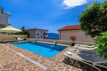 Ferienwohnung für 4 Personen, mit Balkon und Pool in Crikvenica