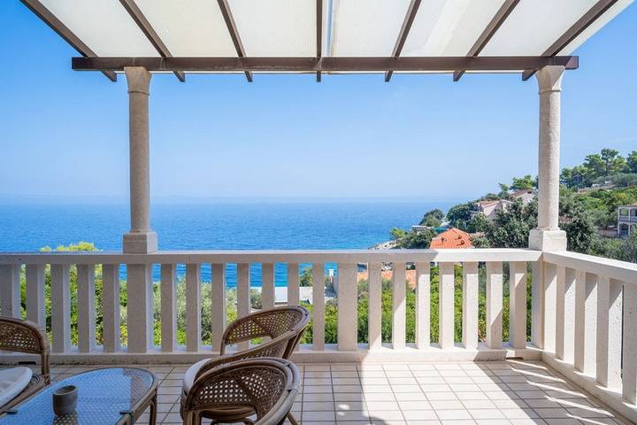 Ferienhaus für 8 Personen, mit Pool und Balkon/Terrasse