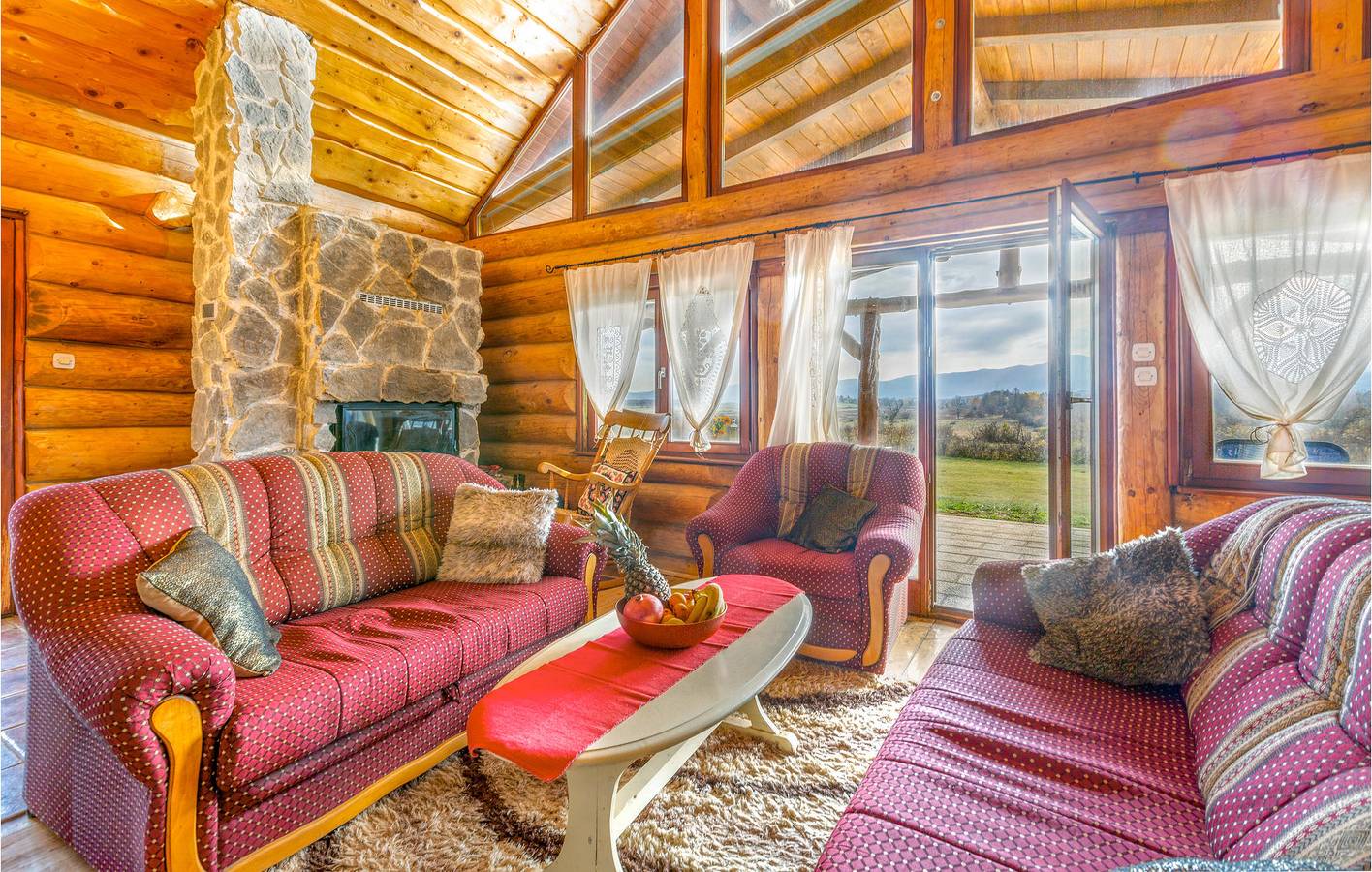 Reizende 2-Zimmer-Wohnung mit Pool, Terrasse und WLAN in Lovinac, Lika-Senj