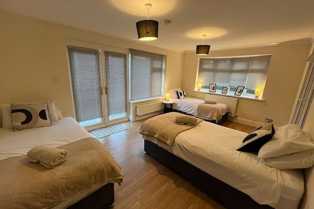 Olive House Long Stay Discounts Sleeps 8 Parking in Swindon, South West England