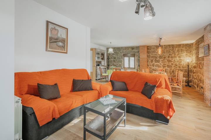 Rural House 'El Trillo' for 8 Guests with Sierra de Ávila Views, Garden & Barbecue in Marlín, Ávila Området