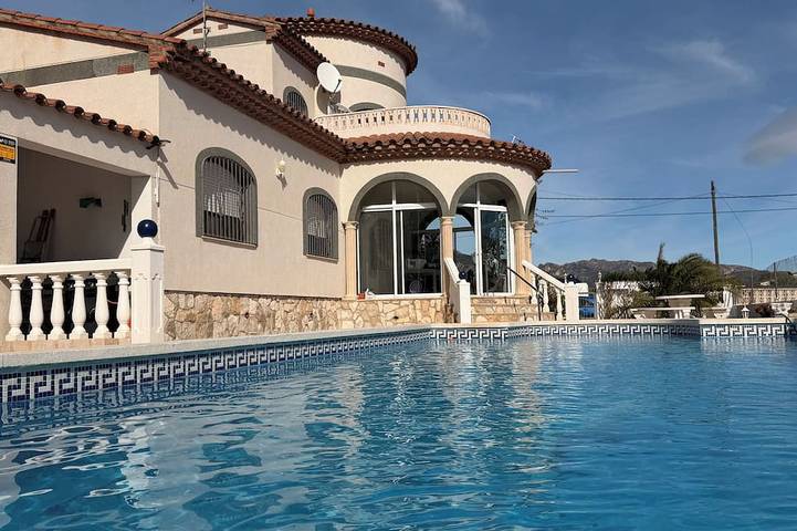 Chalet pour 11 personnes, avec jardin ainsi que piscine et balcon à L'Ametlla de Mar