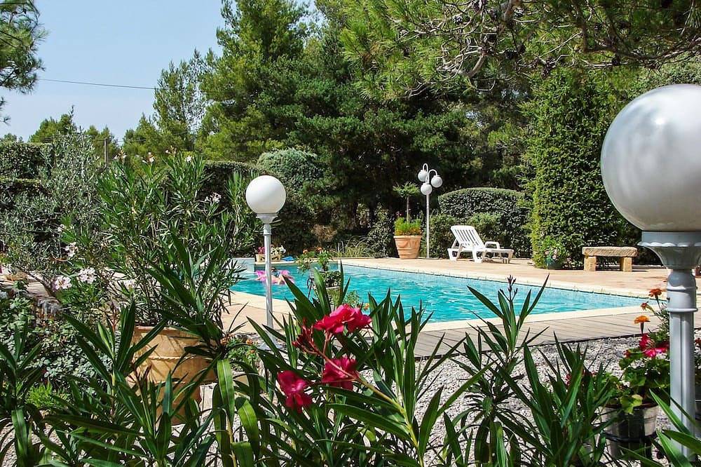 Villa en pleine nature,avec piscine, près d'Aix- en-Pce . in Peyrolles-en-Provence, Région d'Aix-en-Provence