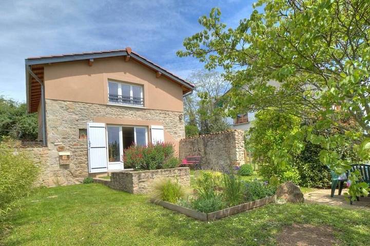 Location de vacances pour 3 personnes, avec Jardin à Thurins