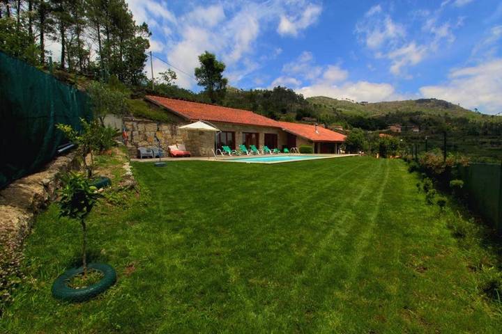 Location de vacances pour 8 personnes, avec bassin pour enfant et piscine ainsi que jardin et vue, animaux acceptés dans Vilarinho (Valdosende) - 4