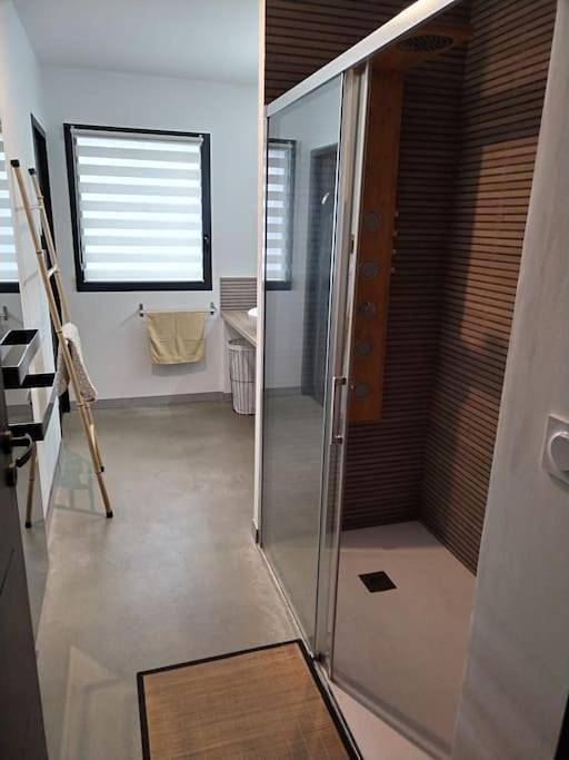 Location de vacances pour 6 personnes, avec jardin ainsi que piscine et terrasse, animaux acceptés à Meyssac - 4