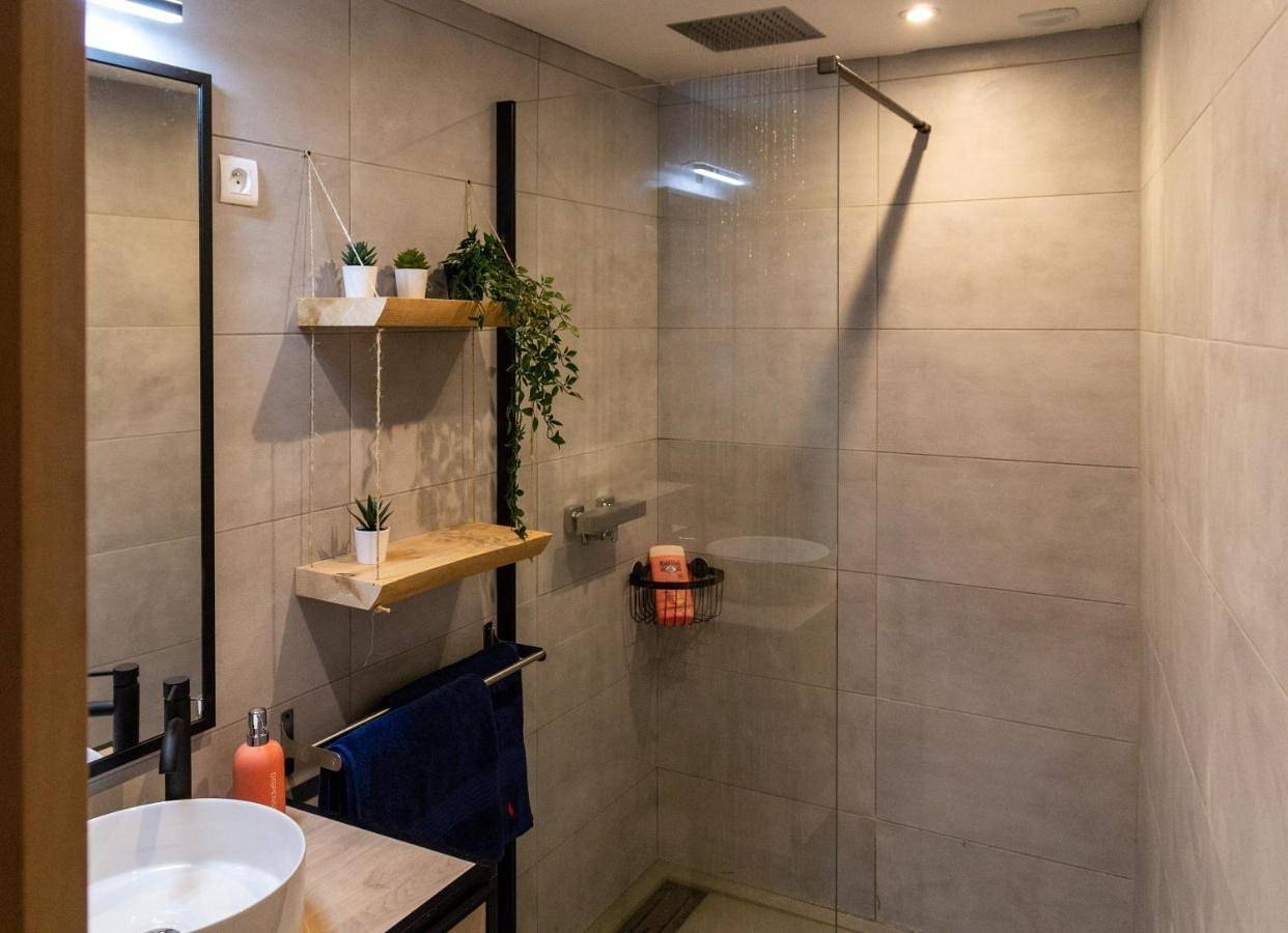 Appartement entier, T2 moderne hypercentre 40m2, au pied de la cathédrale in Auch, Gers
