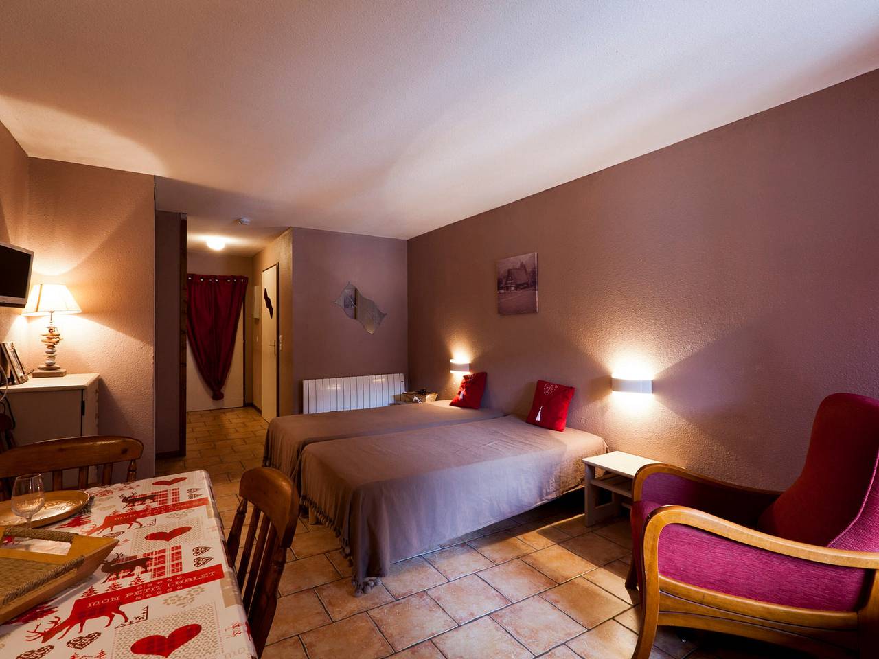 Entire studio, Spacious Studio for 4 with Balcony, Parking, and Wifi in Quiet Brides-les-Bains Location in Brides-les-Bains, Les Trois Vallées