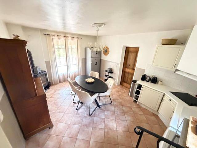 Location de vacances pour 6 personnes, avec jardin ainsi que piscine et vue, animaux acceptés à Les Mayons - 4