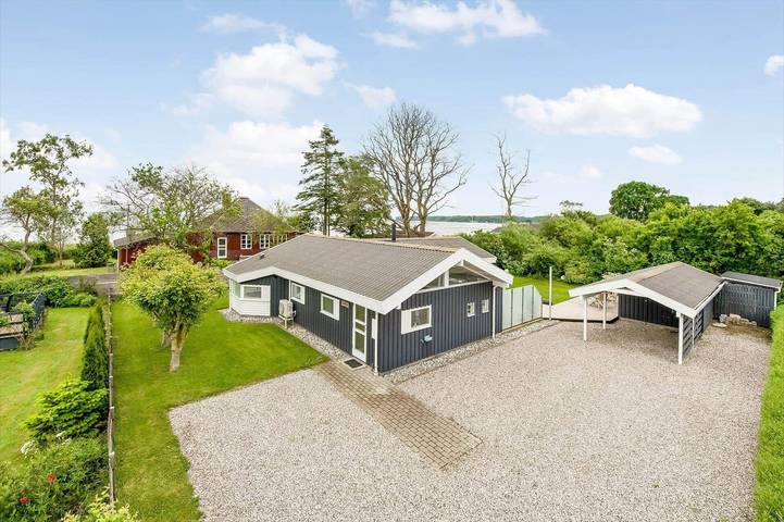 Ferienhaus für 8 Personen, mit Whirlpool und Terrasse sowie Garten in Binderup Strand