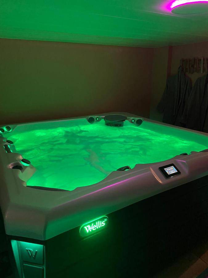 Gîte pour 2 personnes, avec jardin ainsi que jacuzzi et terrasse à Mirecourt - 2