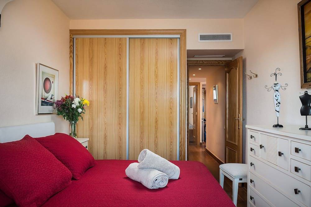 Entire apartment, Comfortable, contemporary and tranquil flat with sea views in the centre of town in Fuengirola, Costa del Sol